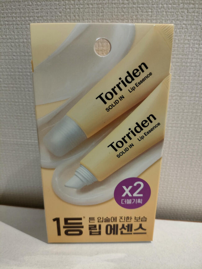 実は娘からはこのリップを買うように頼まれてました。てか、ほぼ毎回同様の依頼をされるので、男性一人でコスメショップに入るのはもう平気になってます（笑）。昔は店内に入るのが恥ずかしくて娘が買うのを外に出て待ってたんですがね。明洞だと買い物客でごった返してるんですが、ここ新村ではそれほどでもないので安心して入れます（笑）。<br />今回も入って一通り探してみましたが、なかなか見つかりませんでした。そこでLINEで送ってもらった写真を店員さんに見せながら「Can I get?」と聞いてみたらすぐに教えてくれました。<br /><br />https://naver.me/xHgIoq7e<br /><br />とういわけで２日目は終了。