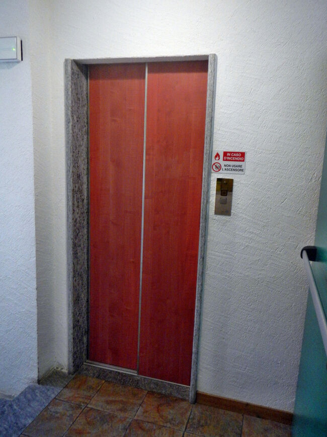 ｢MONTEROSA RESIDENCE HOTEL｣内部の紹介。外見とは違いエレベーター完備。重い荷物があっても最上階まで楽々運べる。ただし、裏口から入るとエレベーターに乗るには半階分階段を上るか下りるかしなければならない。