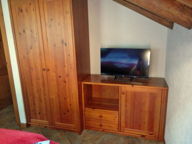 部屋のテレビ。イタリア語放送ばかりなので見なかったけれど・・。<br />Wi-Fiは完備されており、スピードも悪くない。