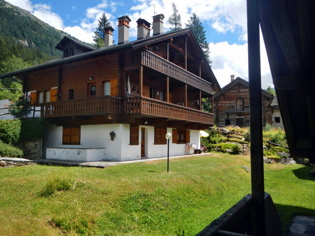 テラスから右(北東)方向を望む。隣のアパートでは老夫婦が毎日日向ぼっこをしている。我が家のようにあくせくしないリゾートライフもいいなと思う。