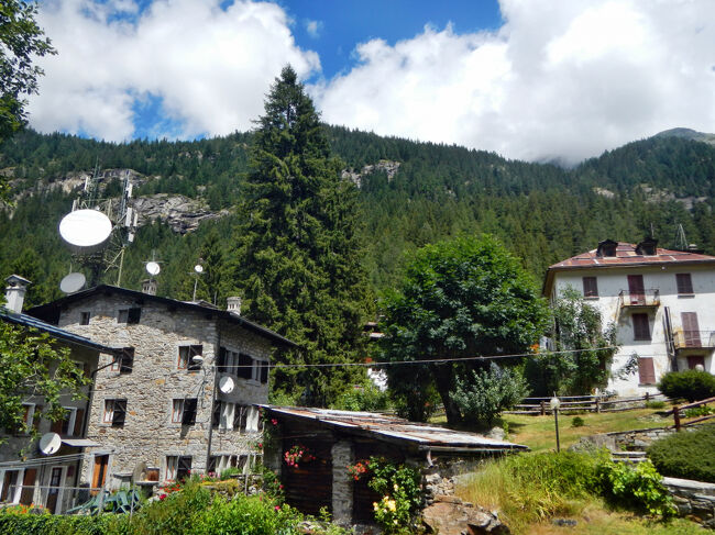 テラスから正面(北)方向を望む。新旧いくつもアパートがあるが、ほとんど滞在者はいない様子だ。