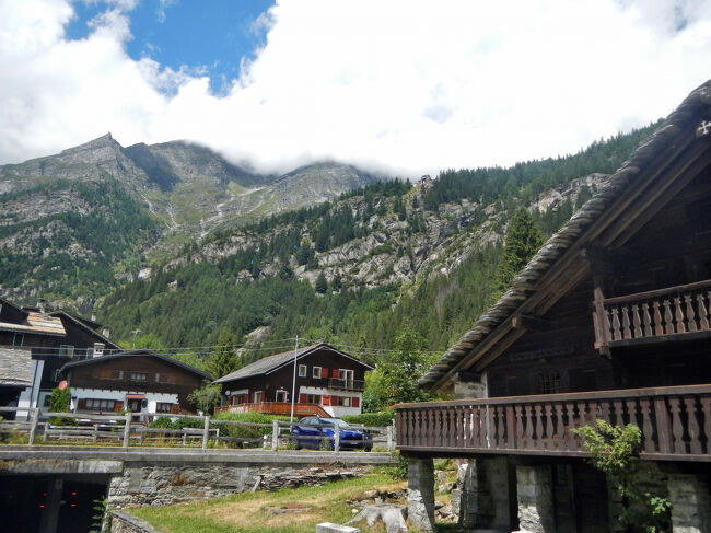 テラスから左(北西)方向を望む。左の尖っている山は Faderhorn。写真の中央稜線上にモンテ・モロ峠に上るロープウェイの中間駅、その左下には青い小さなゴンドラがすれ違うのが見える。