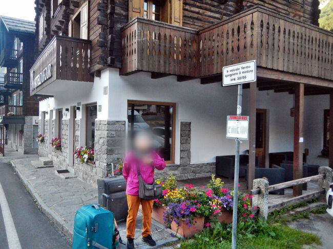 7月31日木曜日。部屋の廊下側のドアノブに鍵をかけておくだけでチェックアウト完了。7時過ぎにアパートを出て5分ほどでスタッファの広場前のバス停でドモドッソラ駅行きのバスを待つ。バス停は｢Hotel Dufour｣のすぐ横。普通は上にバス停を示す丸い看板が付いているのだがここにはそれが無く、小さな時刻表があるのみ。<br />イタリアらしくなく(笑)、バスは時刻表どおり7時23分にやってきたが、途中でだんだん遅れが生じてドモドッソラ駅に8時40分到着予定が8時48分に到着。8時48分発の列車には乗れなかった。(バスターミナルから駅への移動があるので、時刻表どおりに到着しても間に合わないと思っていたが。)<br />復路もバスのチケットは運転手から購入。運賃は往路と同じく1人5ユーロ+手数料1ユーロ。