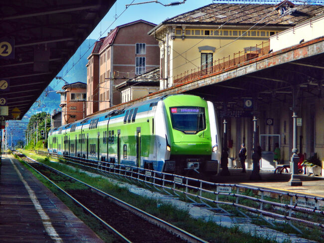 9時16分、日本が誇る日立製作所製造の電車が駅舎側のホームに到着。イタリアの電車は派手で良いねえ。<br />ブリークまで乗る9時48分発のEC40(ドモドッソラからブリークまでしか走らないのになぜかユーロシティ扱い)は出発が遅れに遅れ、10時2分に発車。途中さらに遅れてブリークに到着予定10時14分が10時35分到着になった。(おまけに到着予定ホームも変更。)ブリーク10時26分発にはもちろん乗れず、駅のスロープを走って下り、また走って上って10時38分発R91にギリギリ間に合って乗れた。<br />シエール駅には11時8分着。この駅のバスターミナルは以前は北口にあるものだけだったが、近年ジナール方面に行くには南口にも新しいバスターミナルができたので要注意。地下道を南口に向かって歩くと地上に出る階段の左にエレベーターがあるので利用すると楽。<br />シエールの南バスターミナル11時20分発のポストバスに乗車し、ヴィソワで乗り換え。途中道路工事の片側通行等があり、15分遅れの12時35分にジナールに到着した。