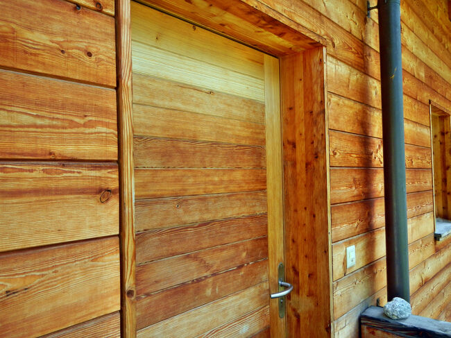 アパート管理の不動産屋は村の中心部にあるのでバスを Zinal, centre で下車。シエール駅でバスに乗った時にWhatsAppで連絡を入れておいたので、担当のお兄さんが不動産屋で待ってくれていた。(ここも必要が無いときはほとんど閉まっている。)滞在料金をその場でクレジットカードで支払い、鍵を受け取る。不動産屋からアパートまでは徒歩10分ほどを要し最後に上り坂もあるので、お兄ちゃんは我が家のスーツケースを車で運んでくれた。｢なぜ、荷物だけ？どうして車に乗せてくれないの？｣、その答えは兄ちゃんは農作業の途中で来たので、彼の愛車はトラクターだったのです。<br />12時47分、アパートに到着。冬が厳しい場所用の独特な鍵の開け方になっているが、何度かこのタイプの鍵を経験しているので、問題なく開けることができた。