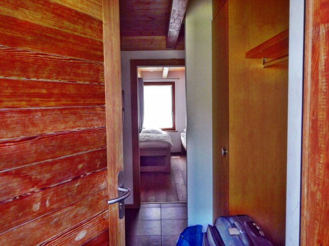 入り口のドアを開けたところ。正面にツインのベッドルームが見える。