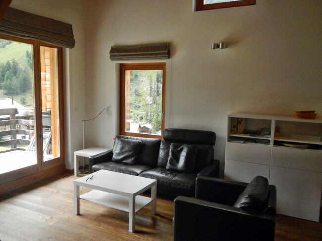 ベッドルーム手前を右に曲がると、大きなリビング・ダイニングルームが現れた。