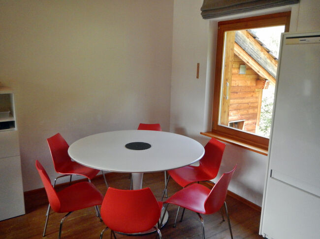 ダイニングテーブル。予約サイトには最大4人宿泊可能(料金は人数によって変わる)と書かれていたが、どうやら6人まで宿泊できるようだ。