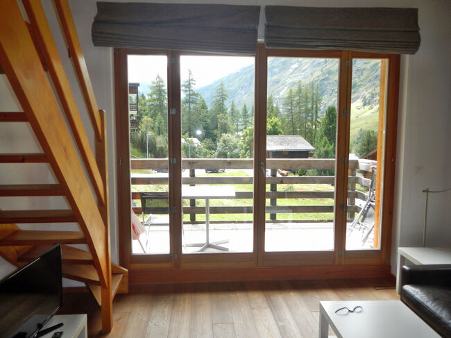 リビング・ダイニングルームの南側に大きな窓があり、テラスに出られる。<br />左に部屋に比べて小さいテレビ。ほとんど見ないので大きさは問題なし。<br />Wi-Fiはここも早くて強力。スイスの田舎も侮れない。