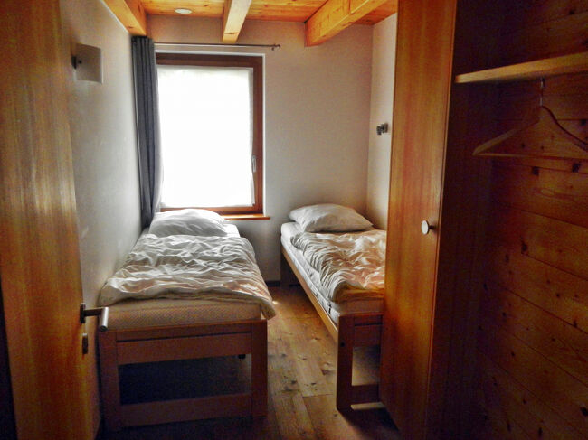 ツインのベッドルーム。まだシーツや布団カバーをかけていない。不動産屋のお兄さんがなぜかシングルの掛け布団用カバーとシーツを2枚ずつくれたので、こちらで寝ることにする。(というか、できるだけシングルに寝たいから、それで良かった。)