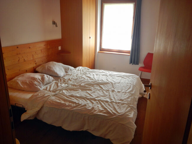 その左隣にあるダブルのベッドルーム。ヨーロッパ人の夫婦なら、普通こちらを使うだろう。(我が家も東欧在住時の3年間は、ダブルしかなかったので仕方なくダブルに寝ていた。)