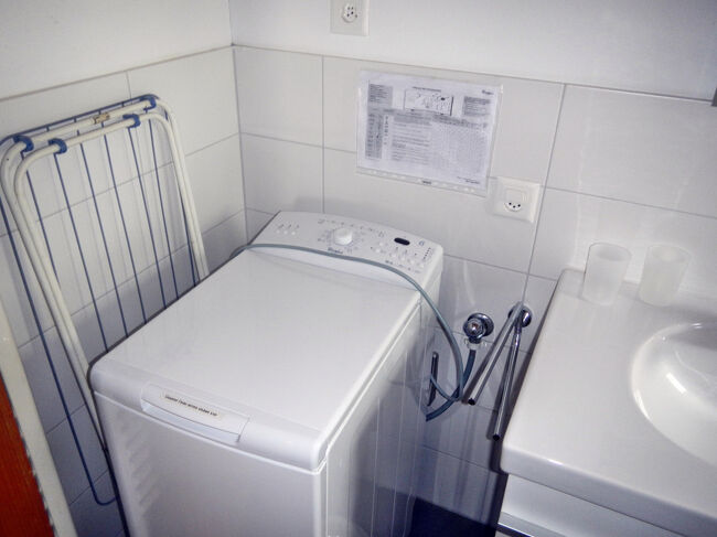 ダブルのベッドルームから廊下に出た正面にバスルームがある。アパートの説明には書かれていなかったのだが、洗濯機があったのが嬉しい誤算。猛暑になったので、毎日ハイキングの後で洗濯をするのにこれが使えたのはとても助かった。
