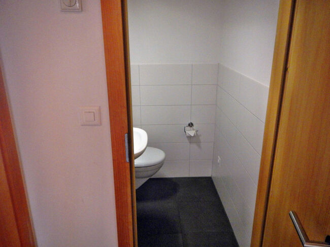 さらに喜ばしいことに、バスルームの隣にもう一つトイレがあった！頻尿ならぬ頻◯の私は同行者とトイレでバッティングすることがなくて本当に嬉しい。このアパート、お勧めだ。