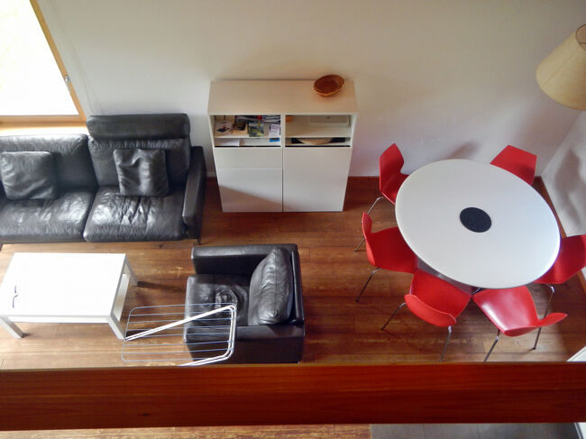 階段を上ったところからリビング・ダイニングルームを見下ろしたところ。スタディオタイプの部屋に慣れた我が家には、どこへ行くにも移動するのが面倒なくらい広くて、我が家には分不相応で贅沢過ぎるアパートだ。まあ、借りる時点で安かったのだから文句は言えない。