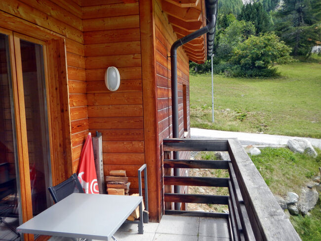 テーブル。ビーチパラソルもご自由にどうぞ。