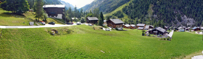 このアパートの一番の魅力はアパート名の｢quelle vue!(なんて素晴らしい眺めでしょう！)｣に負けない、テラスから南側の眺望。手前にはアルプが広がり、