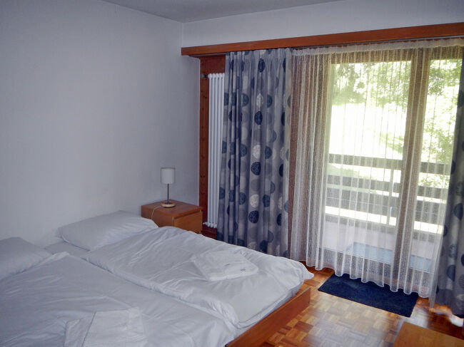 ジナールの新しく広い部屋に慣れてしまったので、このスタディオタイプの部屋は｢狭ーい。古ーい。｣と感じてしまう。贅沢にはすぐに慣れるものだな。<br />ベッドはシングルベッドが２つ並んでいるスイス式の｢なんちゃってダブル｣。これが一番好きだ。