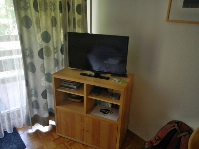 右奥にテレビあり。インターネットで天気予報を見るようになってからはほとんどテレビを見なくなった。<br />Wi-Fiも問題なく動く。(最初全く動かずオロオロしたが、ルーターの電源が入ってなかった。)