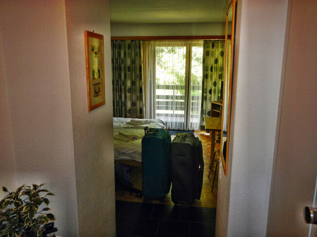 アンゼールで8月11日から12泊するアパートは｢Emeraudes 403｣。夏のアンゼールは人気がないのか驚くほど安い滞在費で泊まることができる。<br />アパートのグランドフロアから4階(日本の5階)までは旧式で内扉のないエレベーターを使うことができる。内扉が無いのは慣れないと怖いが、トルコ在住時にこのタイプのエレベーターに4年間乗っていたのでむしろ懐かしい。(昨年サース・フェーの定宿に宿泊したら、内扉ありの新しいエレベーターに更新されていて驚いた。)<br />入り口のドアを開けたところ。左にバスルーム、正面にリビング兼ベッドルームがある。