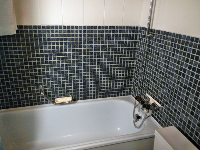 バスルーム。バスタブ付き。古い建物なので心配したが、熱いお湯がたっぷりと出る。