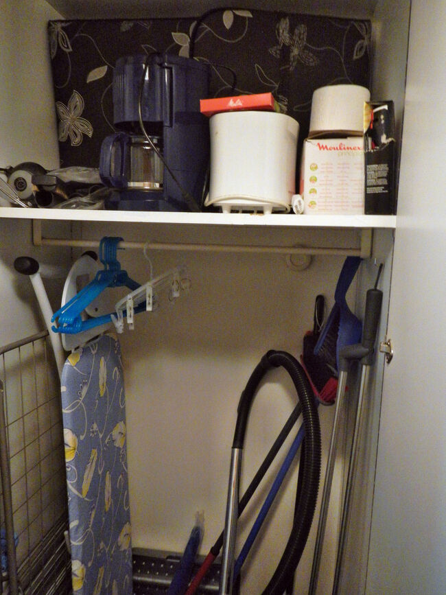 その左にはトースターやコーヒーメーカー、掃除機やアイロン台など至れり尽くせり石川セリ(昭和)。