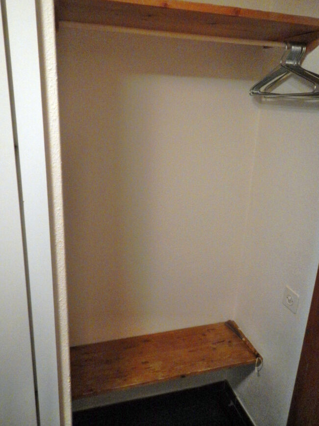 入り口を入ってすぐ右にたっぷりのハンガーと洋服掛け。