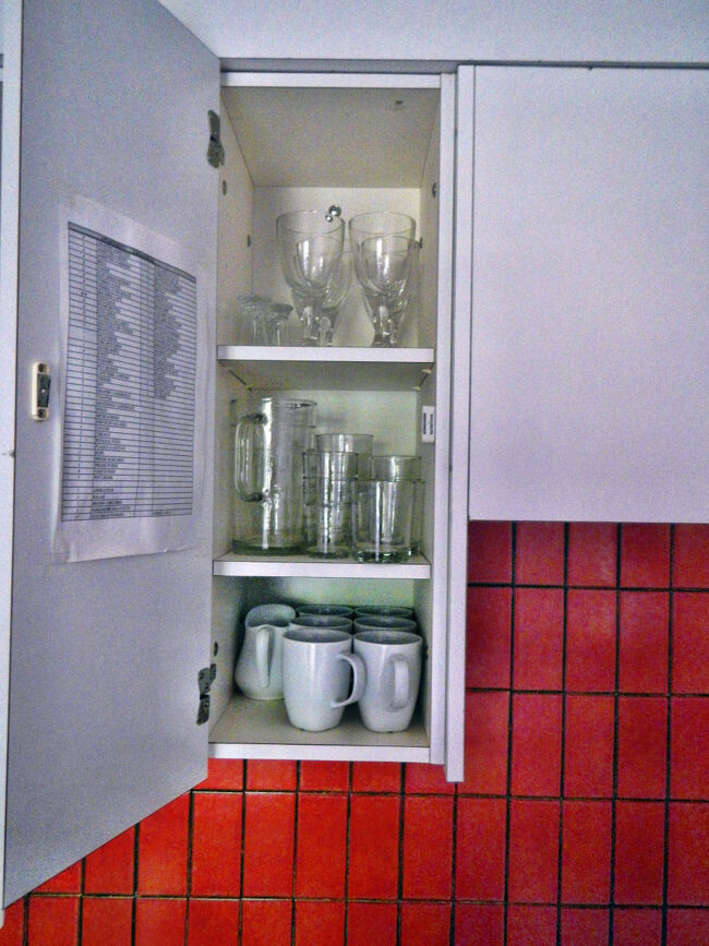 グラス・マグカップもたっぷり。｢二人部屋なのにどうしてこんなにたくさん食器があるの？｣と同行者の素朴な疑問。