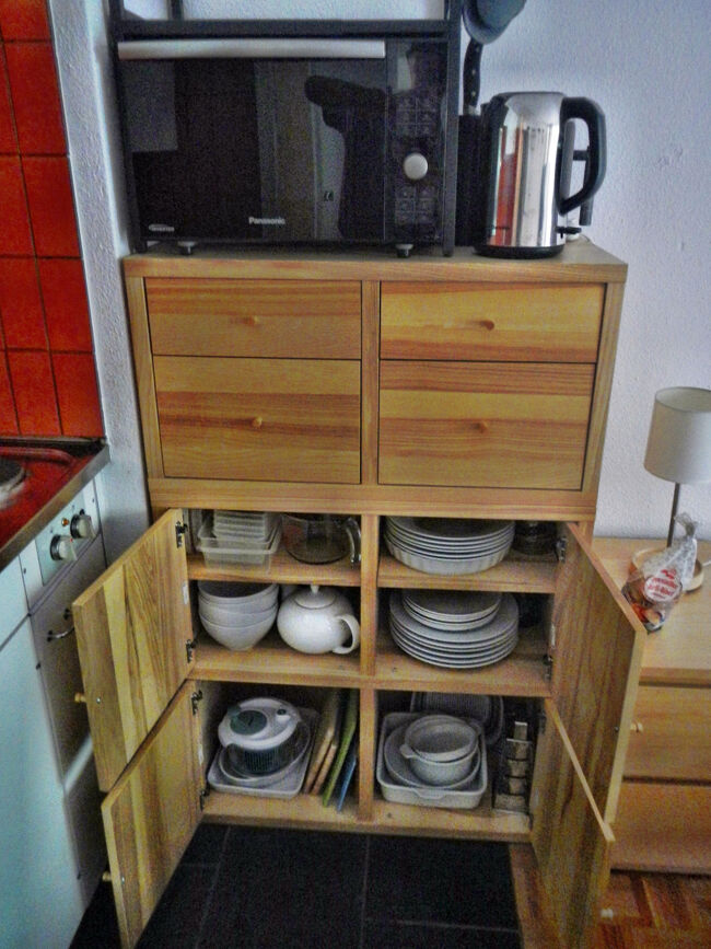 この部屋の良いところは電子レンジがあること。我が家が借りたい部屋の優先順位は1.バスタブ 2.電子レンジ なのでここは今回の旅行の滞在先で一番マッチしている。<br />食器もたっぷり。<br />同行者は左下にある野菜の水切りがお気に入りでスイスに来るとブンブン回している。