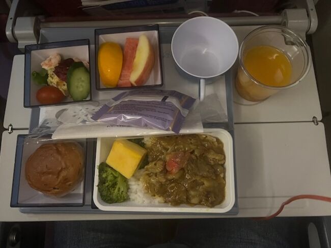 機内食はチキンとビーフのうちビーフにした。<br />味はイマイチかな！？