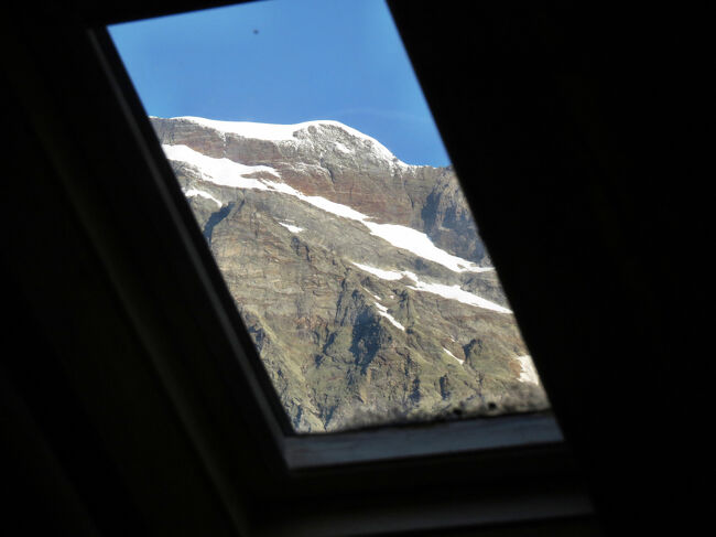 天気が良ければ天窓からはアンザスカ谷越しの山が見える。