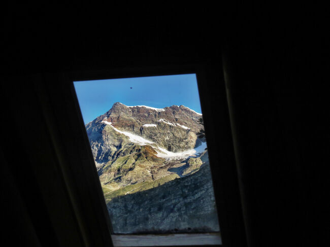 バスルームの天窓から見える山は Pizzo dei Vittini か？