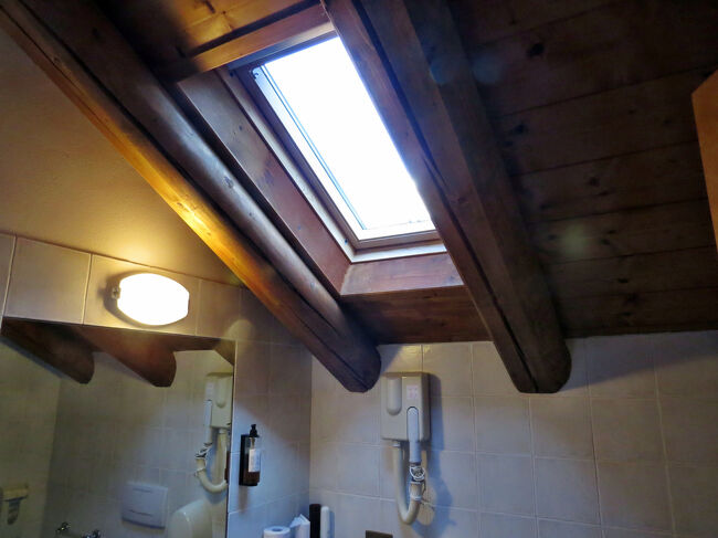 バスルームにも天窓があって天気が良いと暑いぐらいだ。