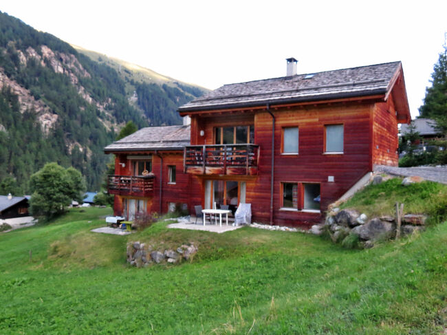 ジナールで7月31日から11泊するアパートは｢Ryad D quelle vue!｣。｢quelle vue!｣は｢なんて素晴らしい眺めでしょう！｣という意味。部屋からの展望が期待できる。<br />実は5月の段階で土曜から土曜でなく変則的日程で泊まれるアパートを探したところ、ここが2番目に安いアパートだった。(一番安かったのは村の中心部にある最近新しくできた｢SWISSPEAK Resorts Zinal｣だったが、バスタブが無いのとカーテンが薄くて外から丸見えという口コミを見て、価格差が11泊でわずか数フランだったのでやめた。。)<br />この建物内が4軒に分かれていて、我が家が借りたのは右側の2階・テラスとその右に白い窓が２つ見える部分だ。