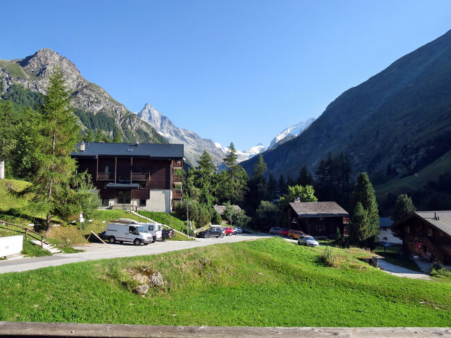 その奥にはロック・デ・ラ・バッシェ、ブラン・ド・モマン、ベッソ、モン・デュラン、ポワン・ド・ジナール、ダン・ブランシェ、グラン・コルニエールが美しい。<br />毎朝毎晩この景色を堪能することができた。<br />※ジナールのハイキングレポートは<br />その1  https://4travel.jp/travelogue/12002652<br />その2  https://4travel.jp/travelogue/12006928<br />をご覧ください。<br />