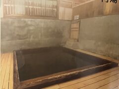 【パンフレットの写真】
一人は脱衣所ですれ違っただけですが、他の二人とは温泉に浸かりながら世間話しました。

「今日は燗(かん)が良いねー」と話しかけてきてくれたのは、毎日のように来てるという常連さん。内湯は加温していて温度変化が少ないようですが、それでもこの日は熱いようでした。確かに、足からしっかり掛け湯して慣らしてからじゃないと入れないアツアツぶり。

もう一人の方は湯布院から。最近顔にブツブツが出来たから湯治で通ってて、だいぶ良くなったとの事。湯布院も温泉だらけだと思うんですが…わざわざ車で20分かけて来るだけの効果があるらしい。塚原温泉は一度雪が降ると根雪になって解けないから、年内は今日(12/15)が最後になるかも、と話してました。うんうん、チェーン付けたとしても坂道は怖いです。それに積雪により臨時休業になる事もあるらしいです。

塚原温泉 公式HP
https://www.tukaharaonsen.jp/