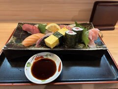 港に停めていた自転車で、夕陽の中を爽快にホテルに戻り、その後、おいしいお魚で有名な『心誠』にて夕食を頂きました。

お寿司と生ビール、とってもおいしかった。