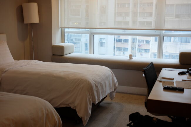 今回のお宿はmichiyoさんの定宿のJEN Hong Kong 。<br />イビス上環より少しだけ安かったのです。<br /><br />ホテルのお部屋はこんな感じ。排水は弱いけど、ドライヤーは強くて良かった。低層階と高層階は改装工事でした。結構古いものね。<br /><br />さて部屋にお水はないのでスーパーに行かないと。