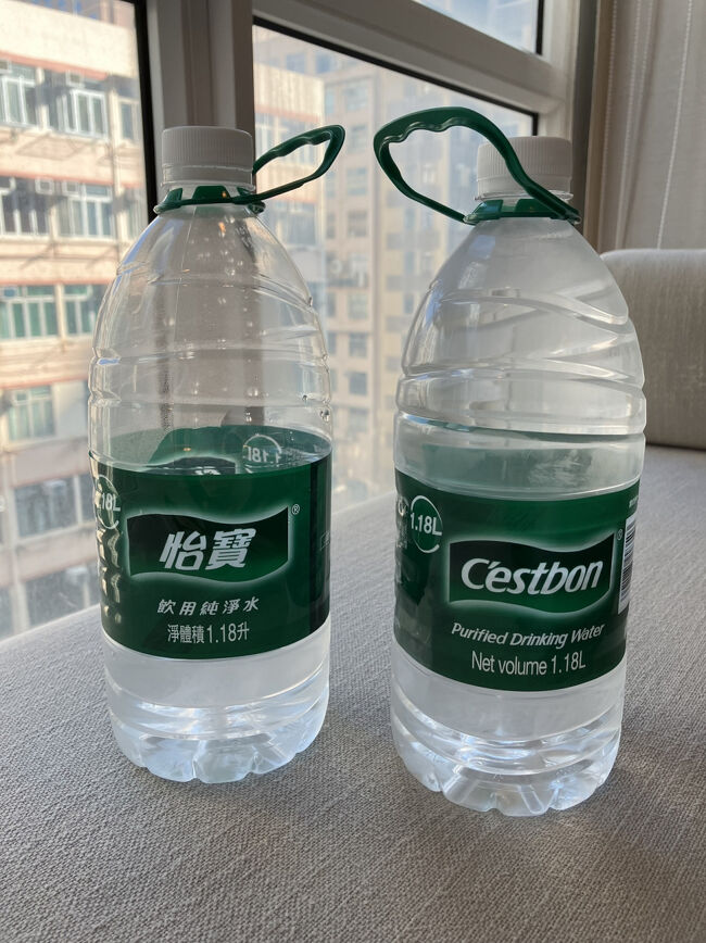 スーパーに行くも睡眠＆水分不足で頭痛がしてきたので、ポカリ的なドリンクとお水だけ買ってきて、部屋で薬を飲んで仮眠。<br /><br />具合悪かったのに、2本だと割引で10HKDだったのでめちゃくちゃ重いのに買ってしまった。この後もずっとこの水を飲むことになり、美味しいと噂のドリンクなど全く飲まずにひたすら水を飲んで過ごすことになりました…