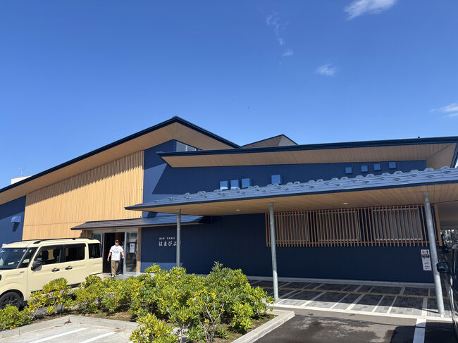 駅のすぐ横にある、道の駅「若狭美浜はまびより」です。