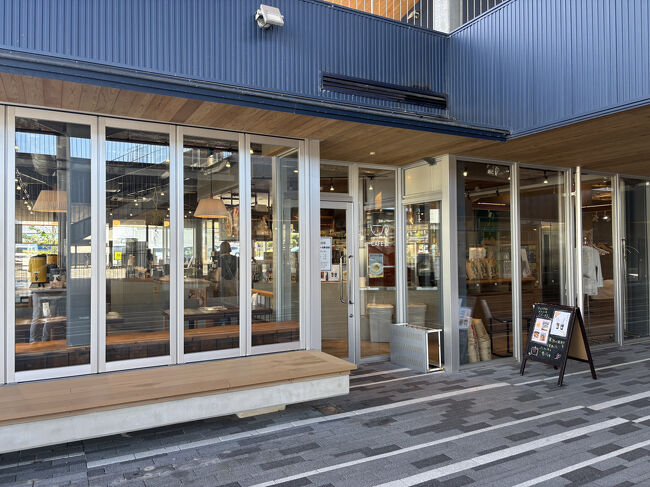 シニア夫婦はこのカフェに入りました。<br />ランチにしましょう。<br /><br />店内にはチオラホラ数組のお客さんがいらっしゃいました。<br />皆さん、地元の若い主婦の方のようです。