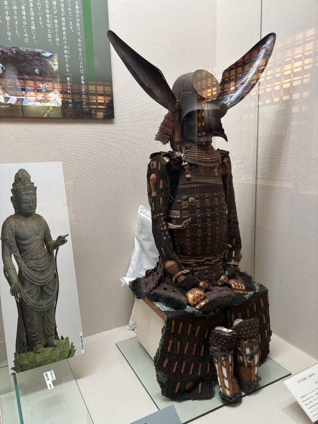 この兜、変わってますね～<br />兎の耳？<br /><br />国吉城主粟屋越中守勝久の配下であった佐田の地侍、田辺半太夫家に伝来した当世具足。<br />耳みたいなものは、大きな二枚貝。<br />庄屋の前は地侍だったのですね。