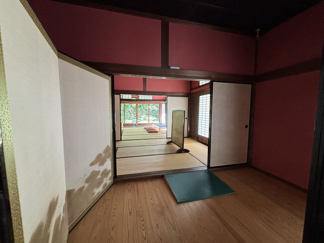 奥に畳の間が続いています。