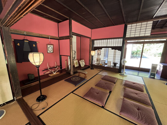 お座敷にしては天井が高い。<br />やはり元奉行所なんでしょうね。