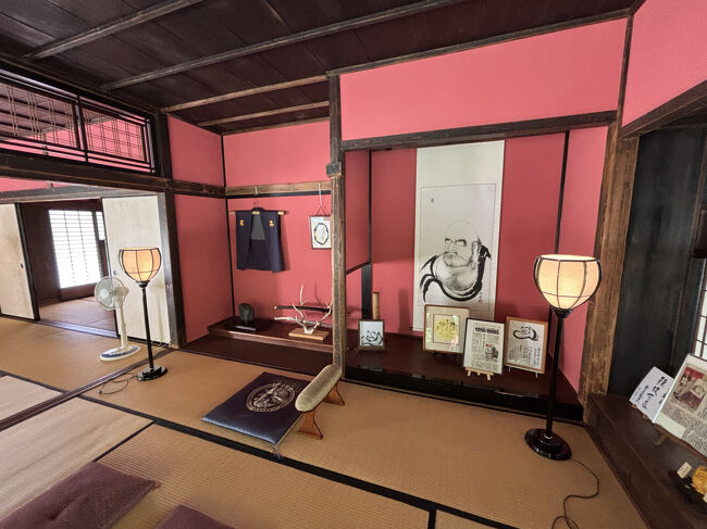 立派な床の間ですね。<br />付書院もあります。