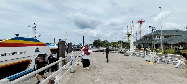 タイ南部、サトーン県の「タマラン桟橋」からタイに上陸。