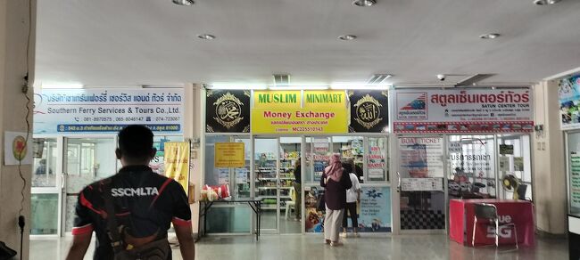 イミグレを終えると、小さい施設のなかに売店や両替所があった。<br />私が見た限りでは、ATMとSIM売り場は無し。<br />Grabは使えるが捕まらなかった。<br />ぼったくりトゥクトゥクにつかまりたくない一心でGrabをサーチしていたうちに、人気がなくなっていった。<br /><br />結局、居合わせた地元のおじちゃんのスクーターの後ろに載せて貰った。<br />80B。現金払い。<br /><br />※つまり、入国後にローカルSIM購入とクレジットカード引き落としができない＆入国早々に移動のための現金が必要になるので要注意。