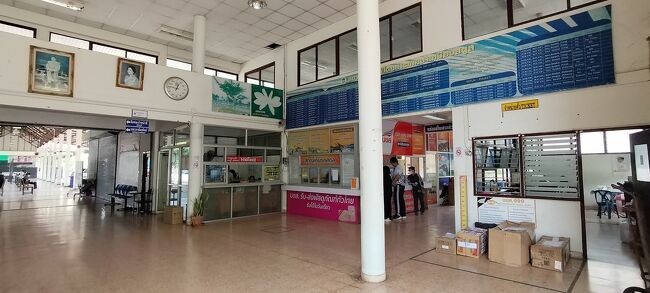 20分くらいは知ってもらっただろうか、サトーンバスターミナルに到着。<br />人はまばら。ご飯屋さん的なものは無かった。まだフェリーターミナルの方が選択肢があったように思う。<br /><br />バスのスケジュールぽいものが壁面に貼られている。