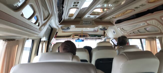 結果、トランまで乗り合いバンで移動した。<br />バイクに載せてくれたおじちゃんが、バスターミナルに着くと親切に、「トラン、ここ」と教えてくれた。<br />ターミナル内に日本でいうところの「田舎のタクシー詰め所」みたいなカウンターがあり、そこで20分後発のトラン行きの案内をして貰えた。<br /><br />120B。バスなのかバンなのか、あるいはまさかのトゥクトゥクなのかわからなかったが、まぁいいやと割り切った。<br /><br />結果、乗り合いバン（ハイエース）だった。