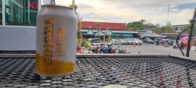 宿の玄関のベンチより、今日のハードな移動をシンハーで振り返りながら、トラン駅を眺めた。<br /><br />新幹線が開通する前の、在来線しか通っていなかった時の田舎の拠点駅って、こんな感じだったよなーと懐かしんだ。