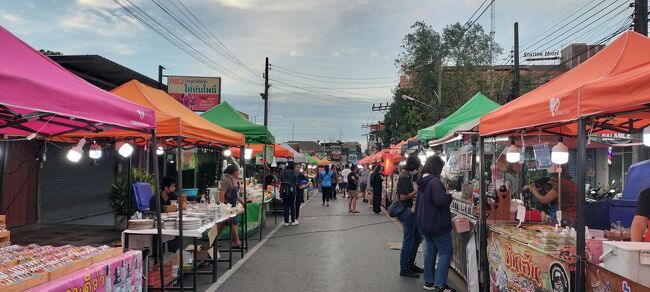駅前でナイトマーケットが開かれていた。どうやら毎日開催らしかった。